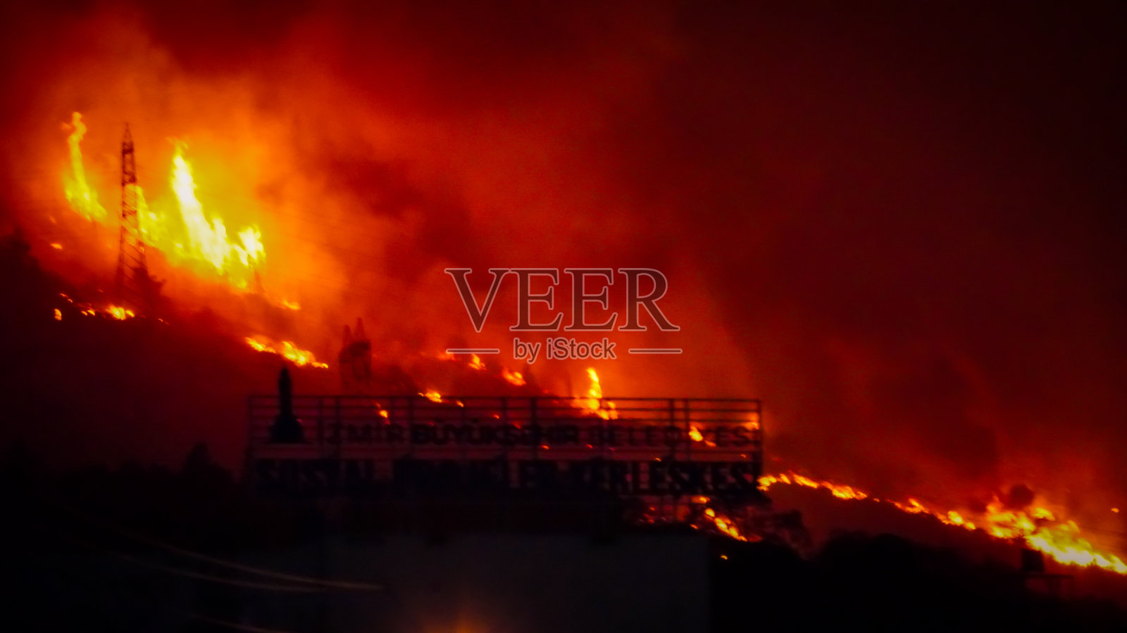 野火已经蔓延到居民区照片摄影图片