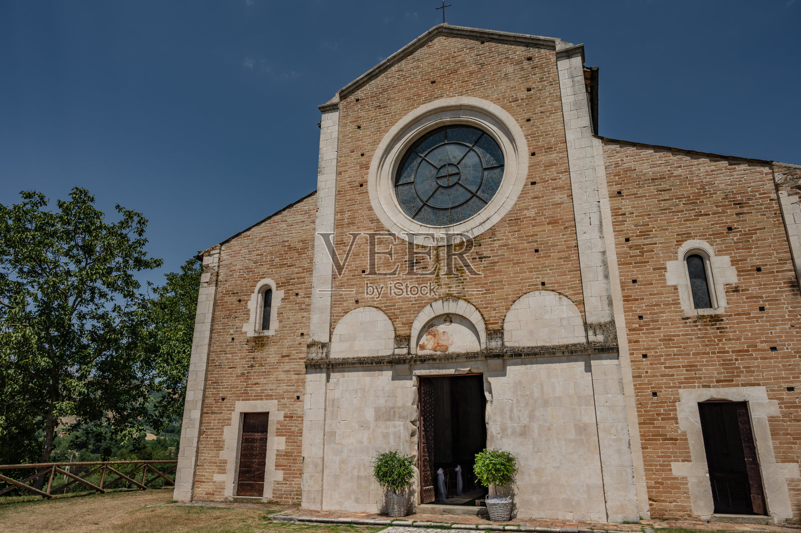 卡斯塔纳城堡，泰拉莫。圣玛丽亚迪隆萨诺教堂照片摄影图片