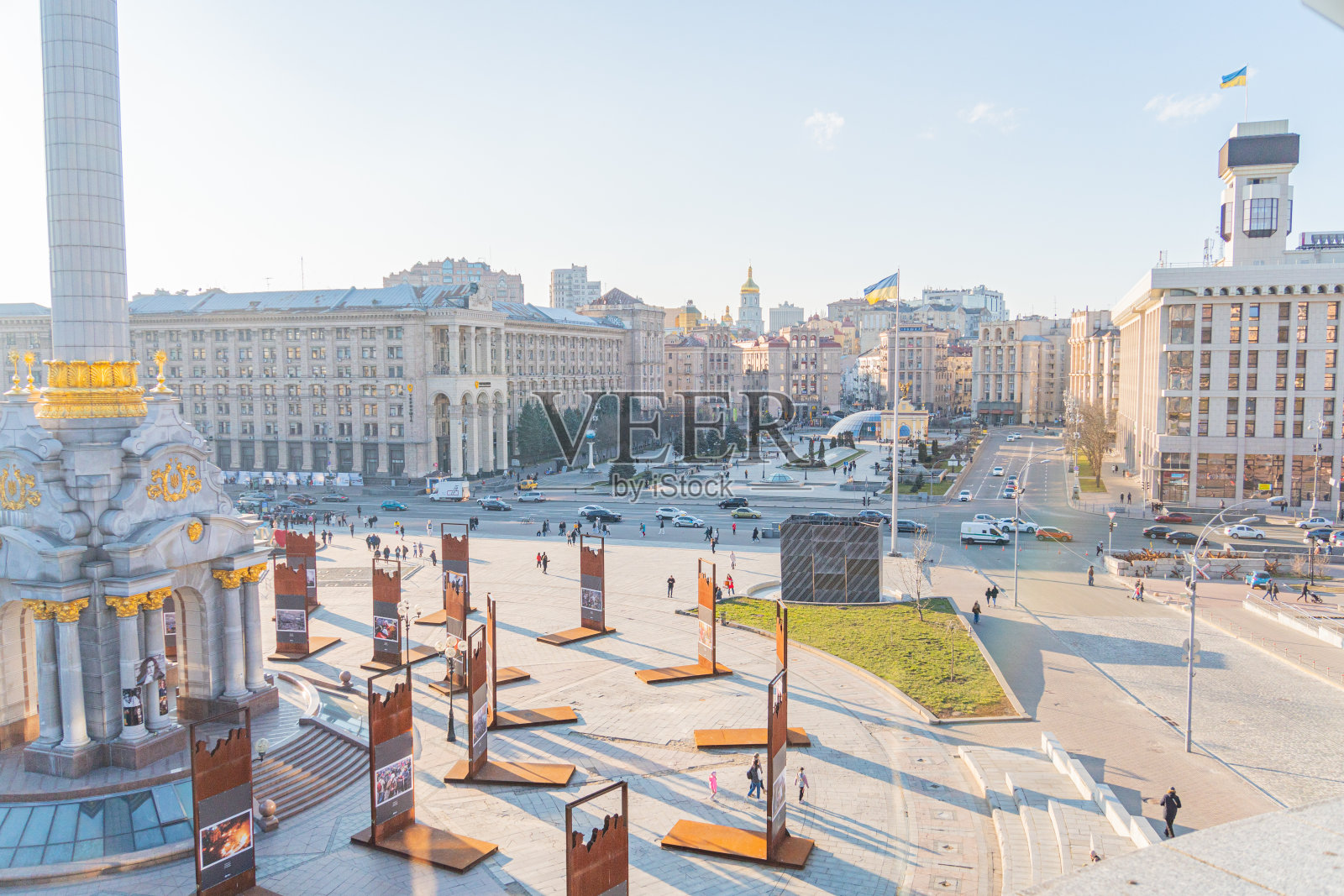 独立广场背景的夜景，纪念碑，斯特拉，学院街，ATO，斯大林和现代建筑摄影展，乌克兰基辅，05-04-2024照片摄影图片