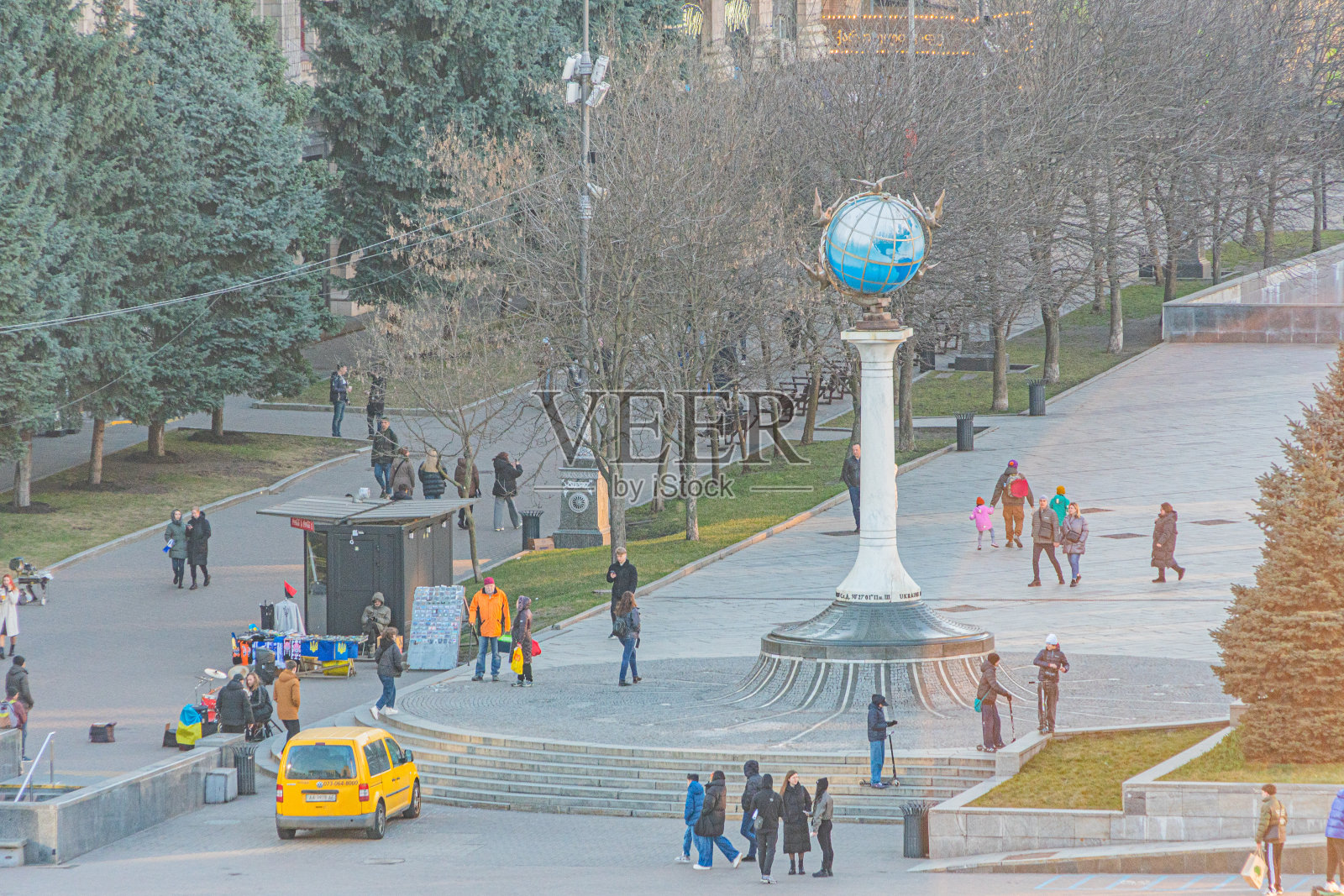 独立广场背景的夜景，纪念碑，斯特拉，学院街，ATO，斯大林和现代建筑摄影展，乌克兰基辅，05-04-2024照片摄影图片