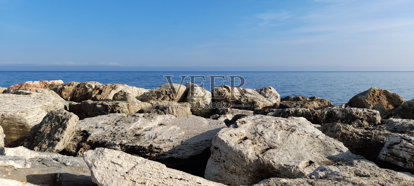 圣贝内代托德尔特朗托岩石外的大海(美联社)照片摄影图片