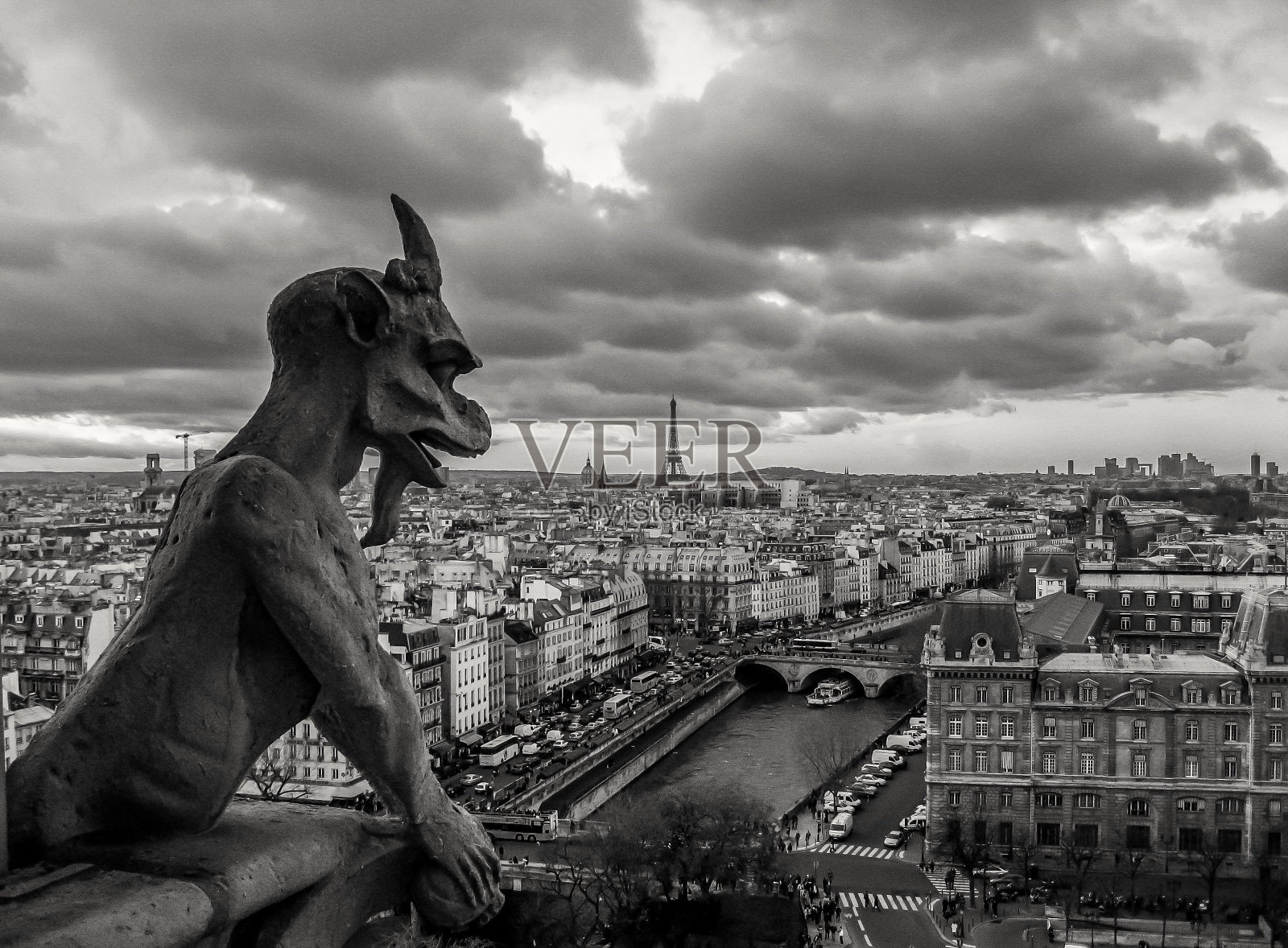 多云天空下的恶魔雕像和住宅区照片摄影图片