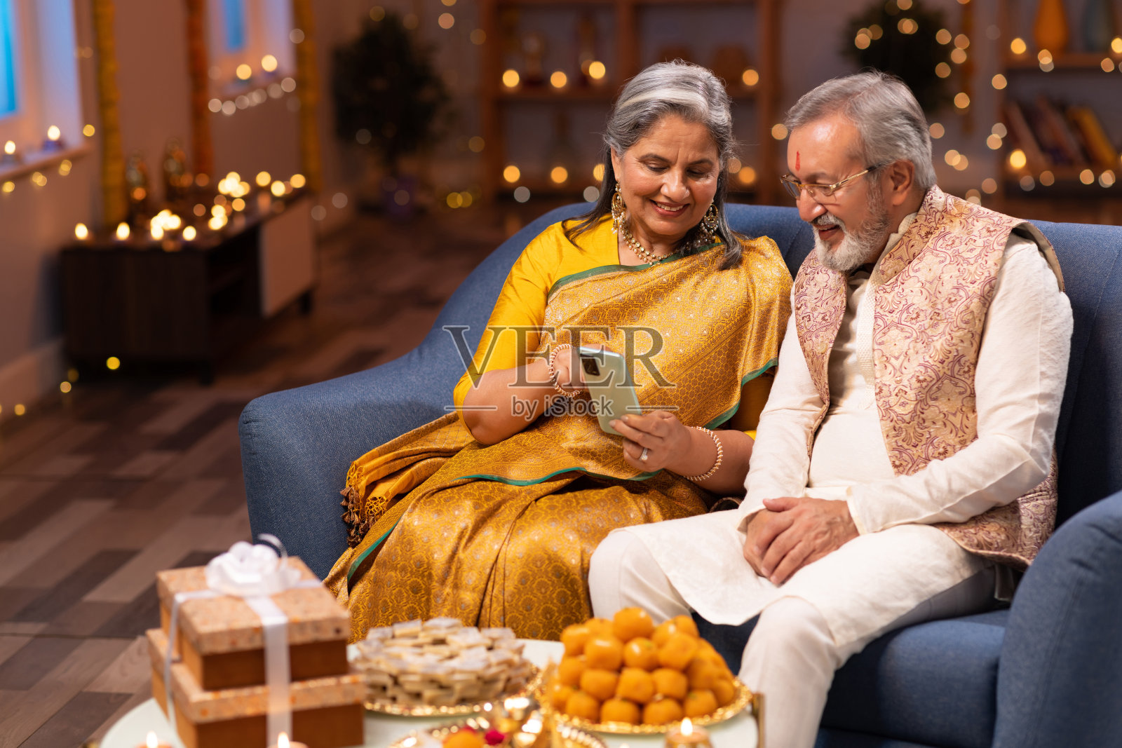 老年夫妇使用手机的照片照片摄影图片