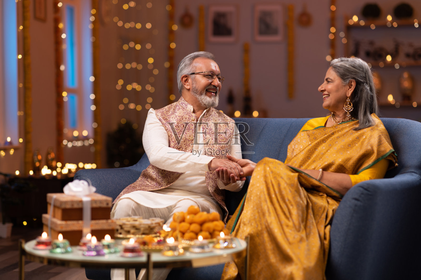 老夫妇在家里一起庆祝排灯节照片摄影图片