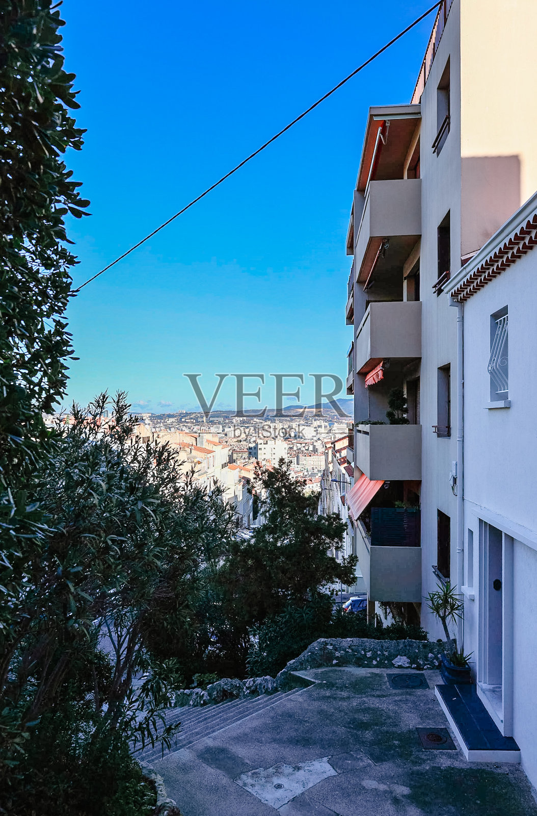 从巴黎圣母院山顶俯瞰马赛全景。城市天际线，房屋，街道和山脉，马赛，法国照片摄影图片