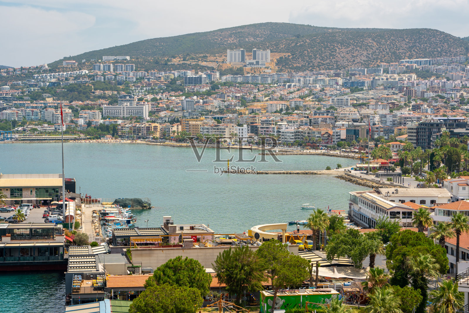 这艘游轮位于土耳其库萨达西港的库萨达西岛上照片摄影图片
