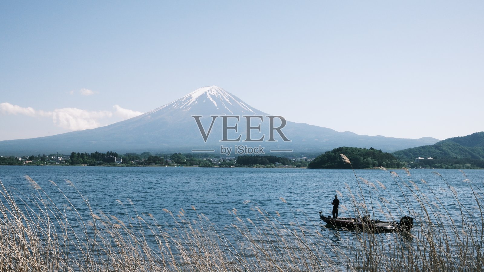 人们在富士山前的川口湖钓鱼照片摄影图片