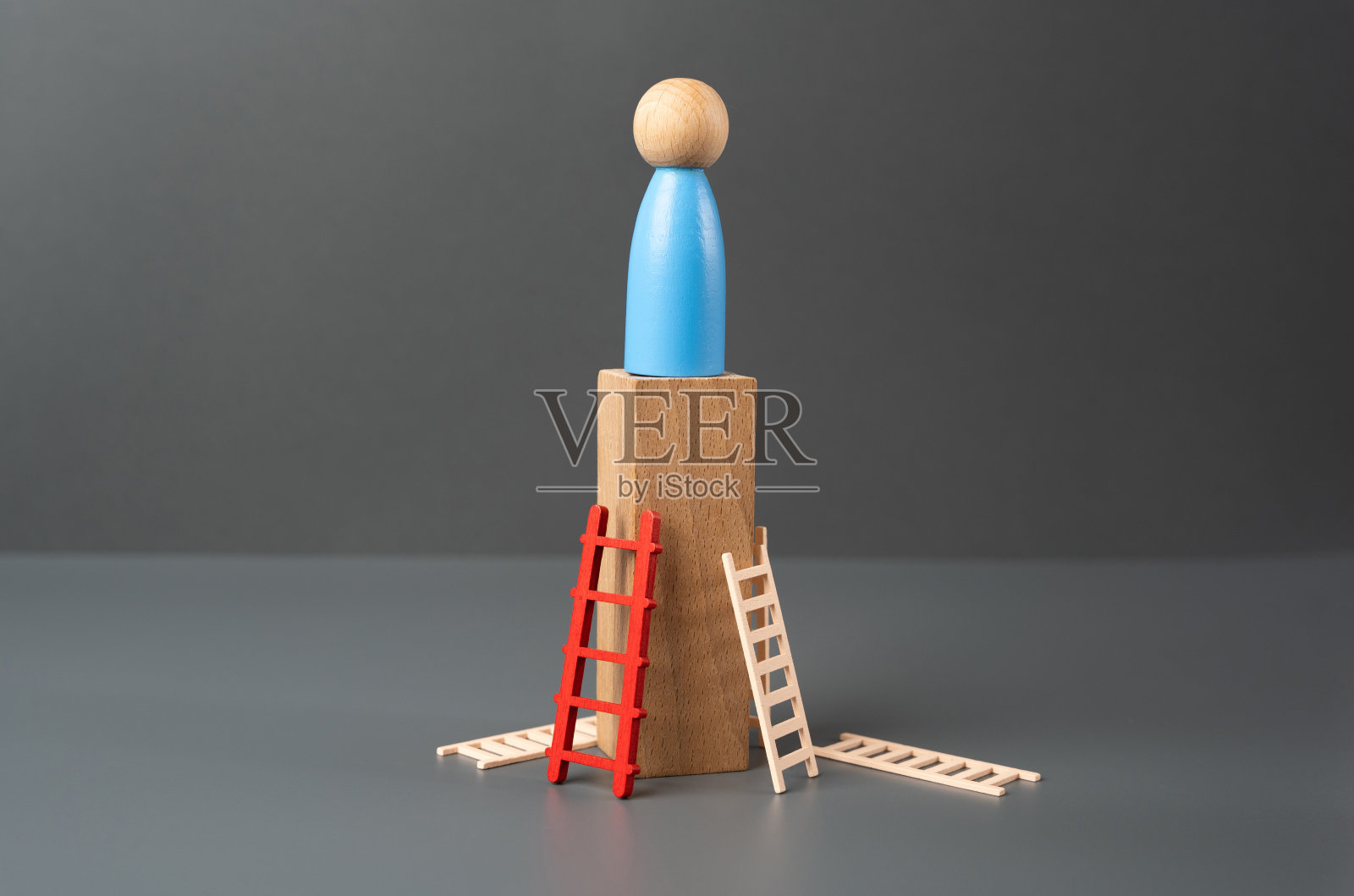 经过多次尝试到达山顶。职业生涯的成功。孤独。教育和获得新技能。信贷额度和金融工具有助于成功。照片摄影图片