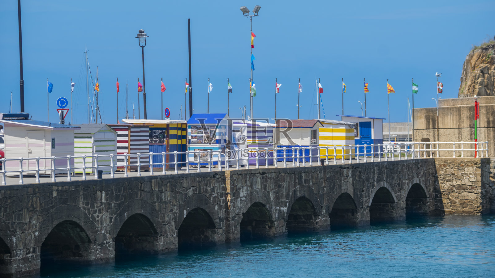 西班牙坎塔布连海岸城镇Cudillero港口的拱形结构小屋照片摄影图片