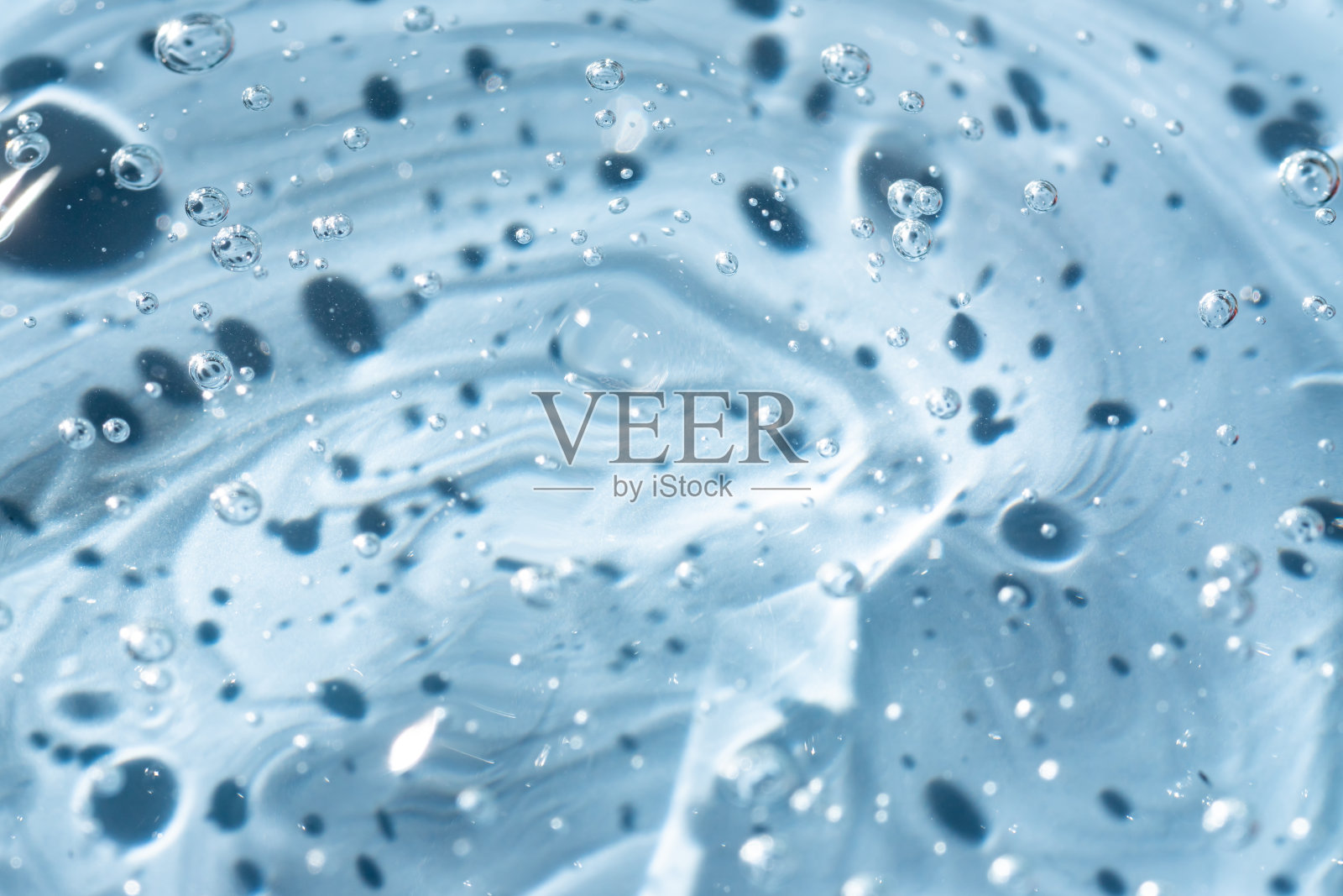 凝胶精华液质地清晰的蓝色液体护肤霜背景化妆品凝胶产品与泡沫照片摄影图片