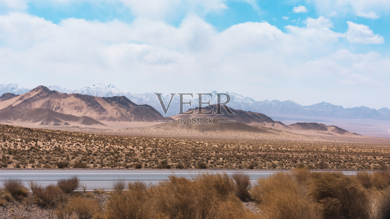 从青海察卡到德令哈的公路和雪山照片摄影图片