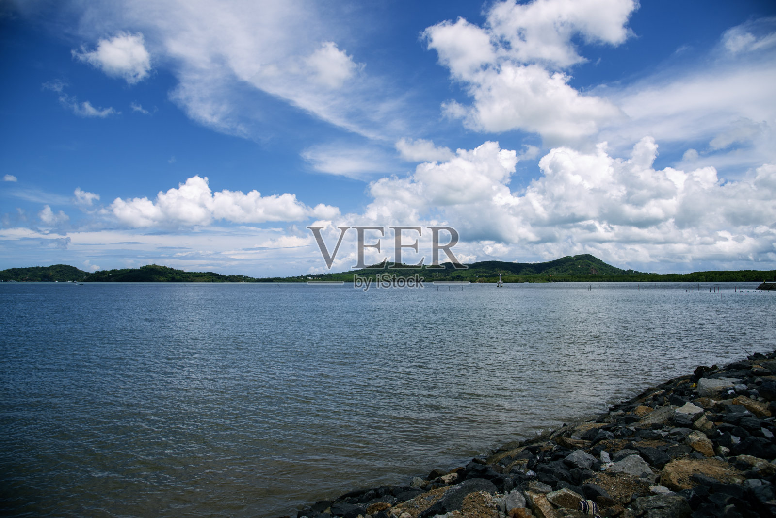 夏季热带海滩白色的沙滩蓝色的大海夏天阳光明媚的日子。海岸海滩风景泡沫海浪上的海滩海浪的蓝色海洋热带海洋沙。旅游度假度假海边绿松石照片摄影图片