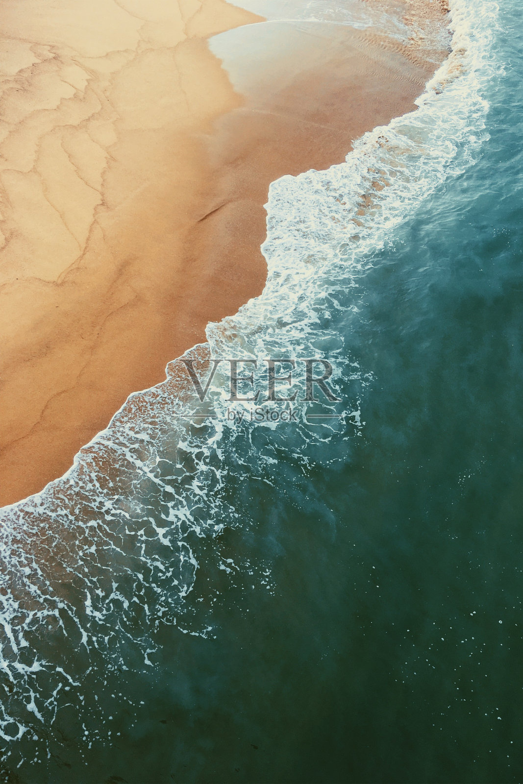 海岸上海浪的鸟瞰图照片摄影图片