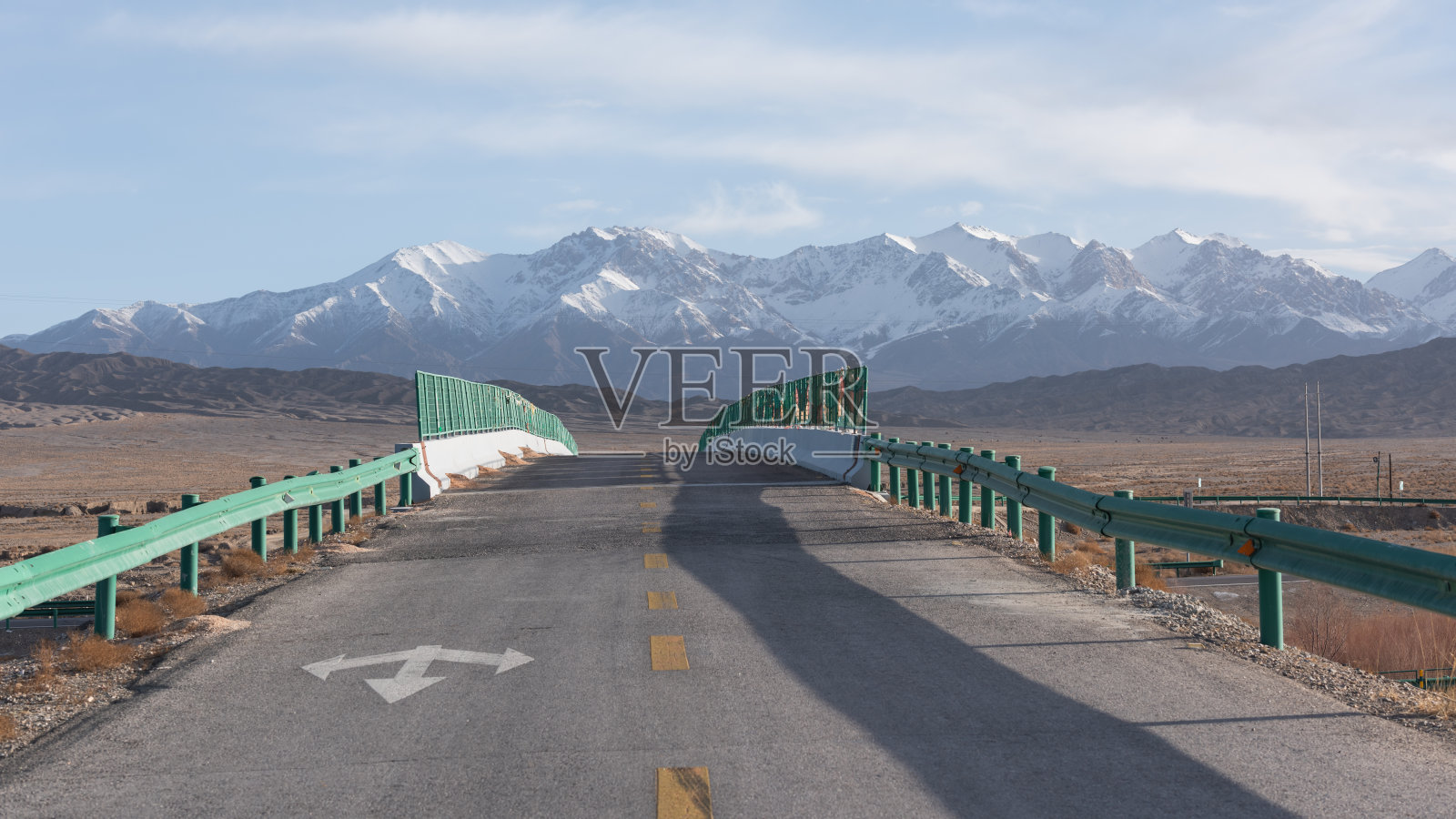 中国青海克鲁克湖对面的公路和雪山照片摄影图片