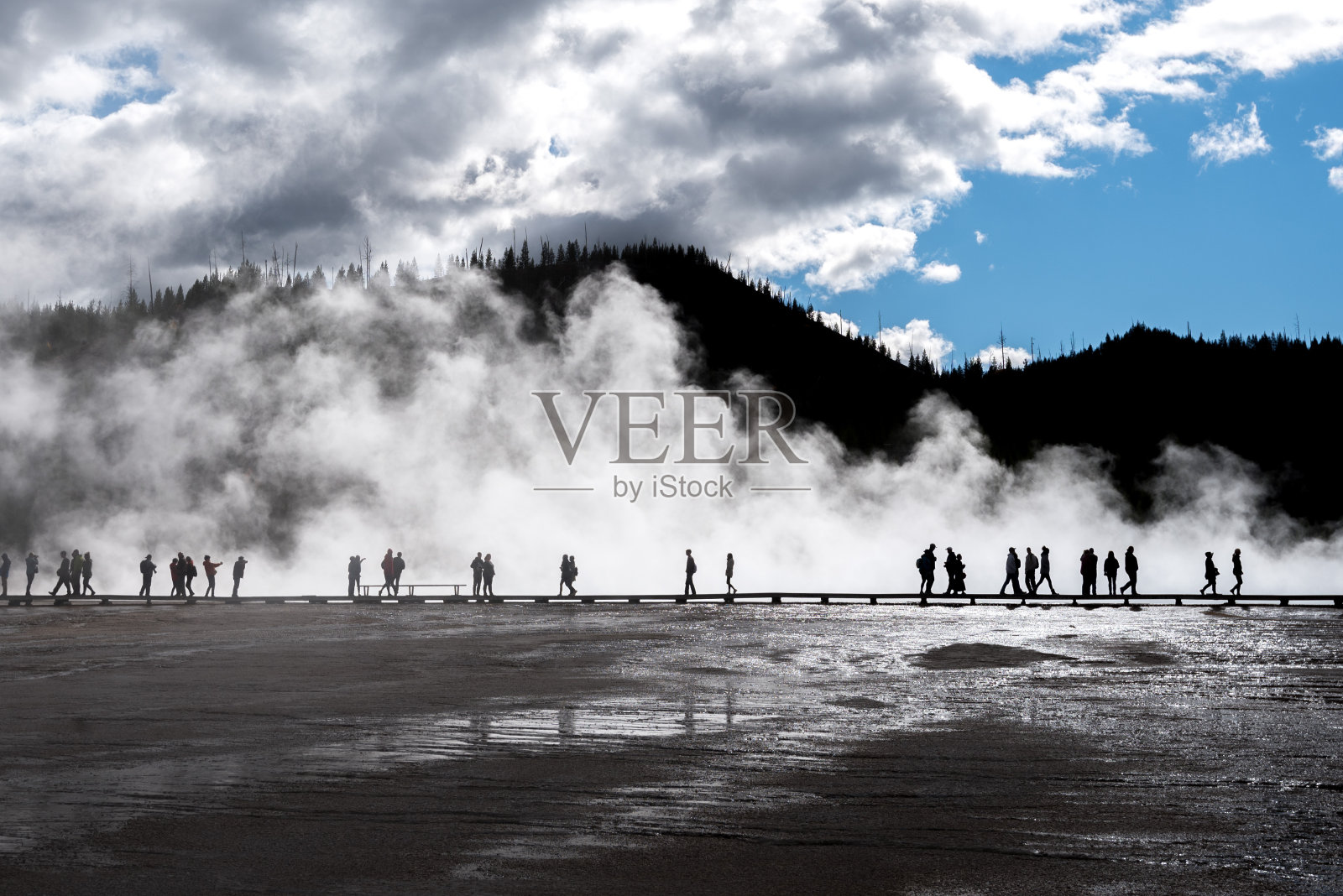 云山映衬下的温泉剪影照片摄影图片