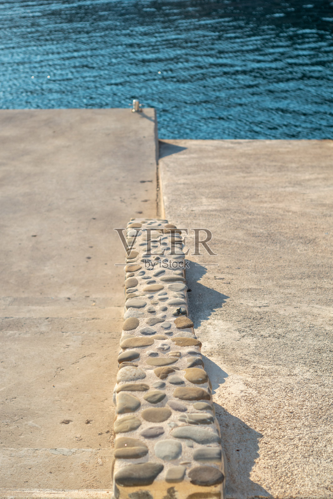 海滩上的石头码头照片摄影图片