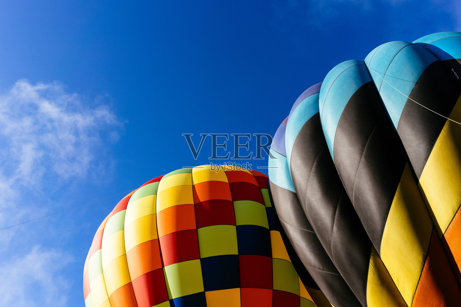 蓝天下热气球的低角度视角照片摄影图片