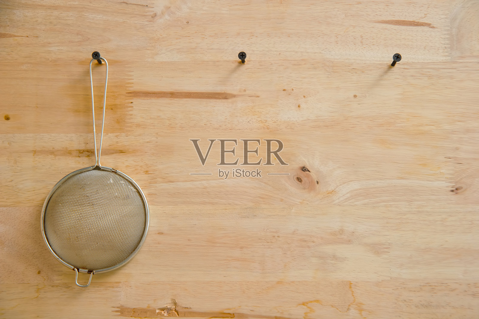 过滤器挂在钉子上，安装在木头上照片摄影图片