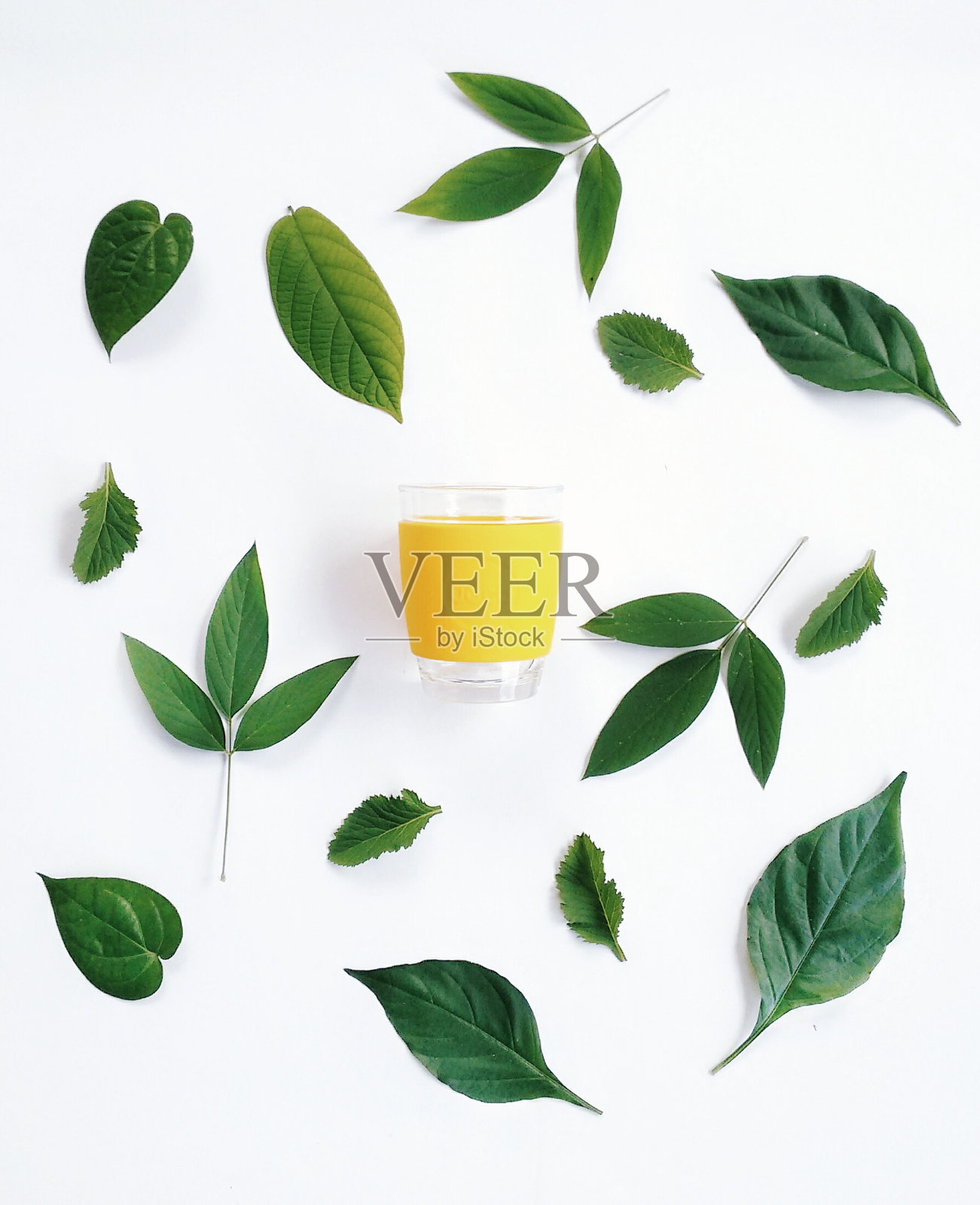 黄色饮料在白色背景下的叶子照片摄影图片