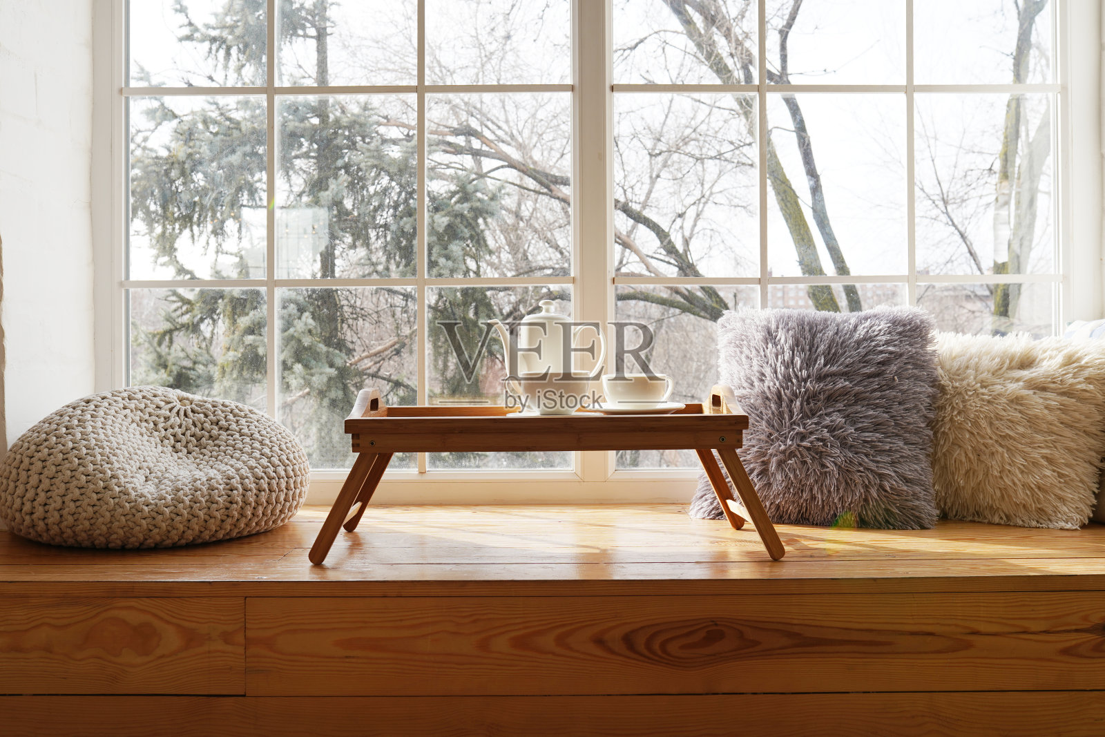 有窗台的大窗户，放着热茶和杯子照片摄影图片