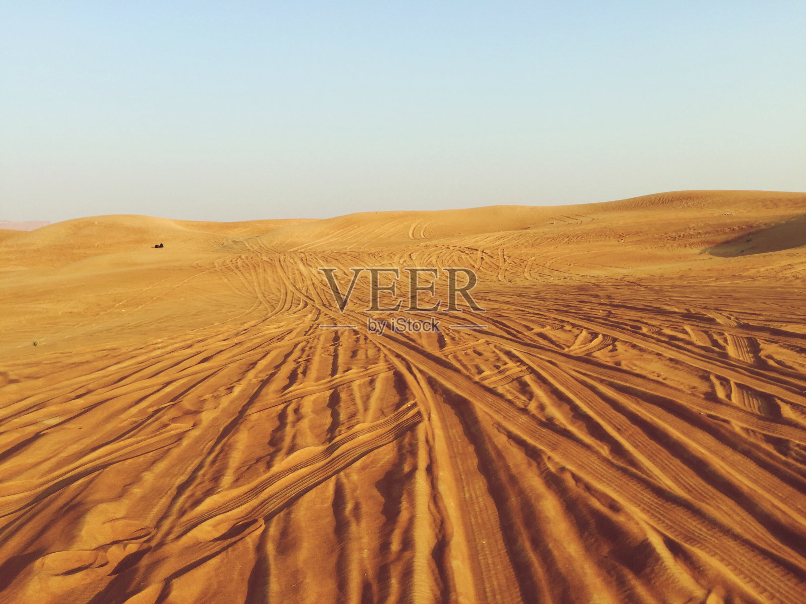 沙漠上的轮胎印对着天空照片摄影图片