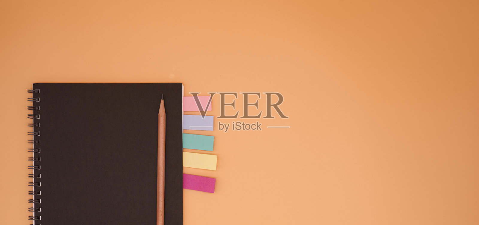 正上方拍摄的日记与铅笔在棕色背景照片摄影图片