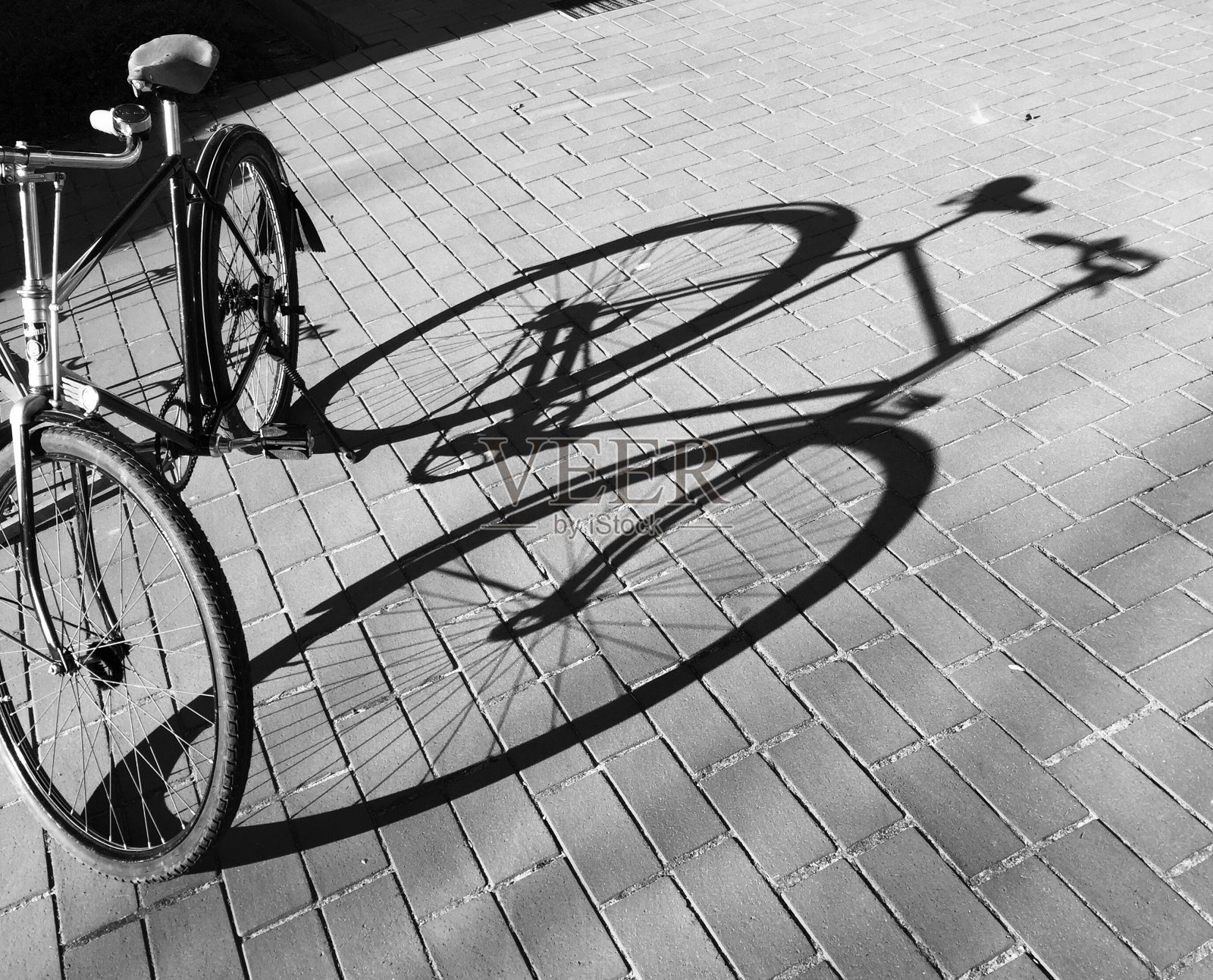 停在街上的自行车照片摄影图片