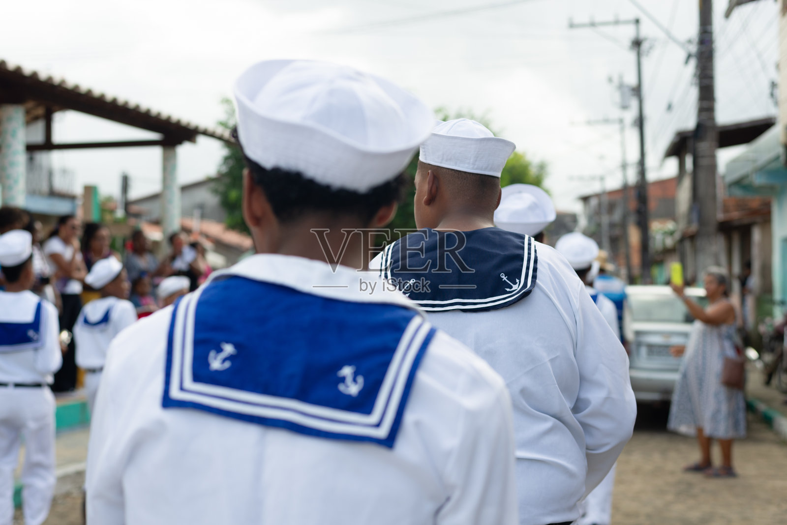 身着传统服装的Marujada文化团体在Chegancas会议上游行。Saubara,巴伊亚。照片摄影图片