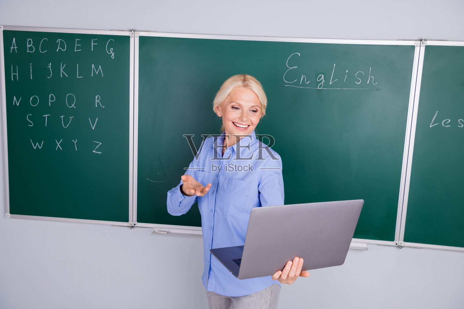 照片可爱可爱聪明聪明的高级妇女在学校教孩子远程教学照片摄影图片