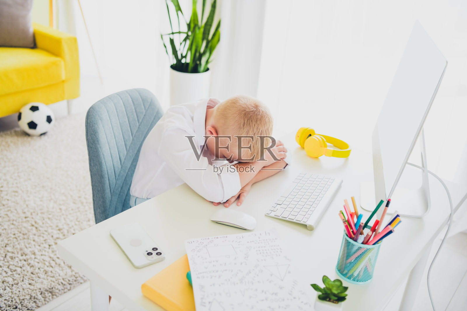 疲倦可爱的肖像聪明的小男孩在家学习远程教育与现代技术的室内房子照片摄影图片