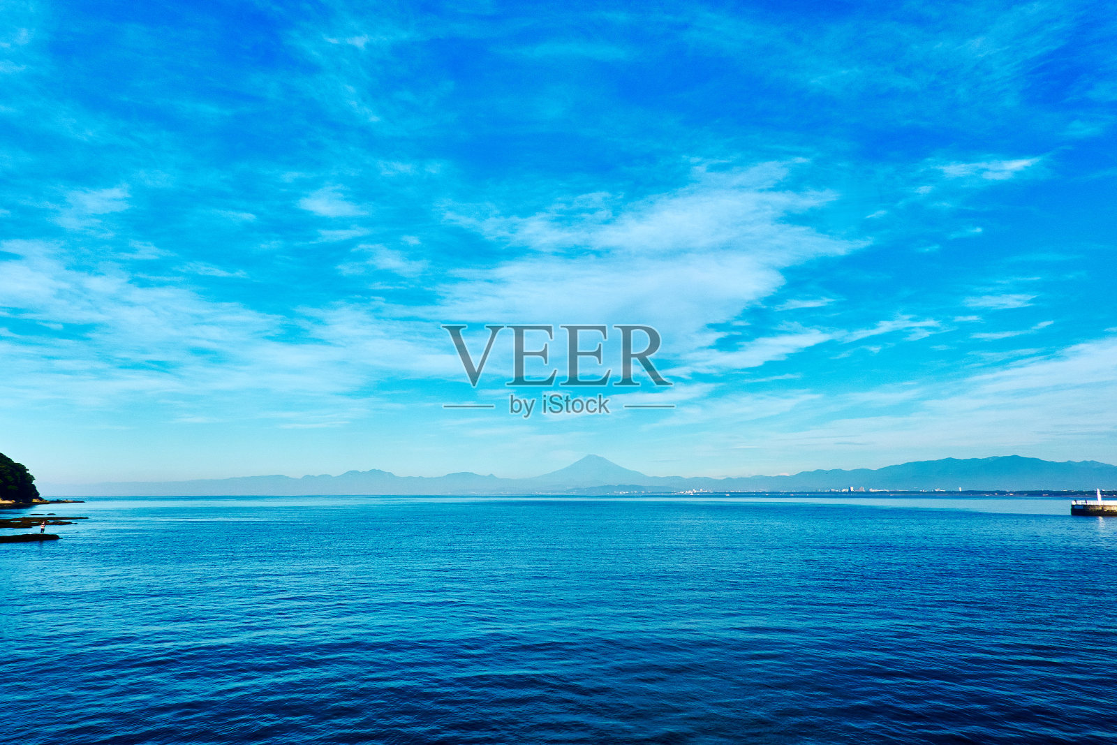 湛蓝的天空映衬着美丽的海景照片摄影图片