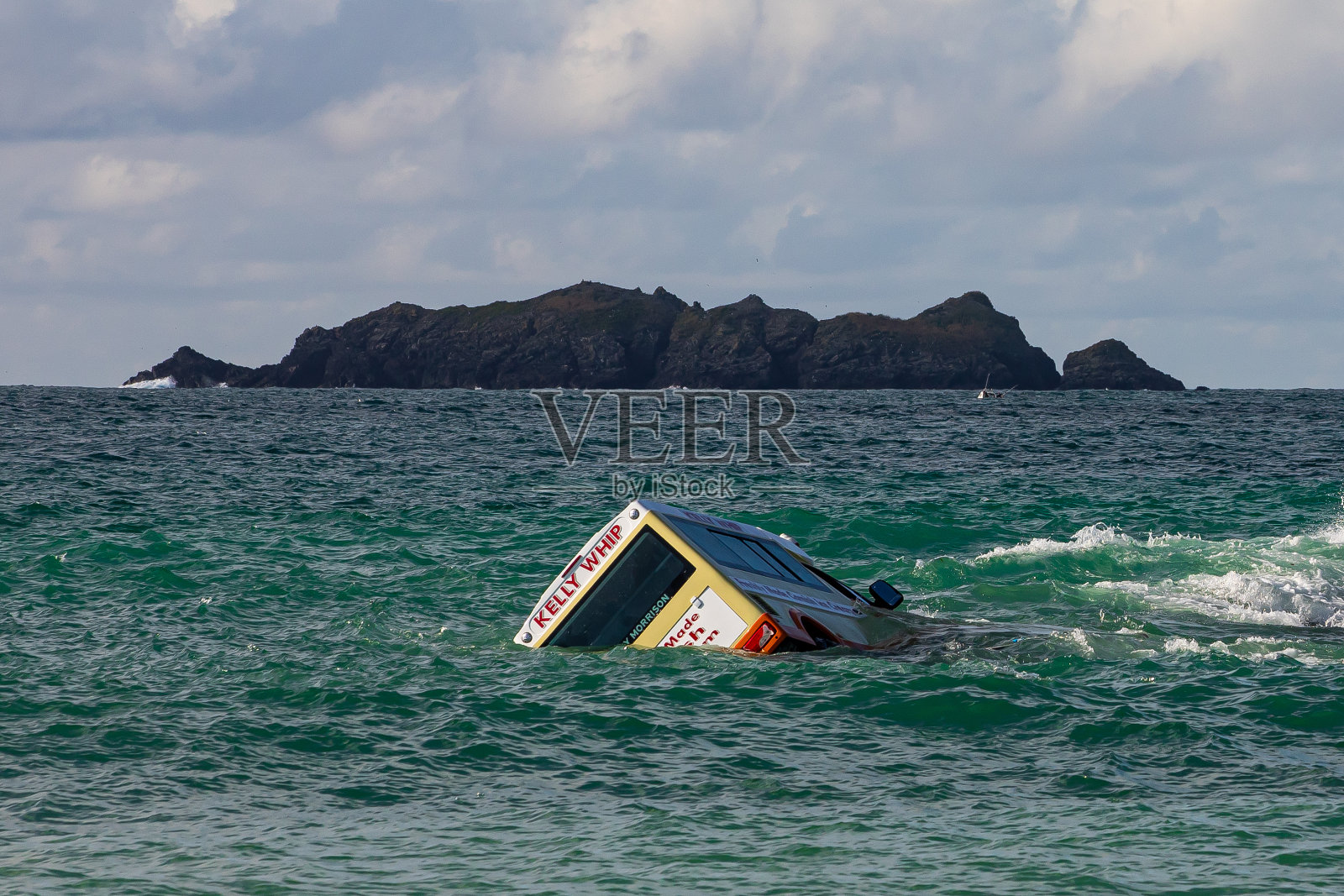 一辆冰淇淋车被涨潮困住了。照片摄影图片
