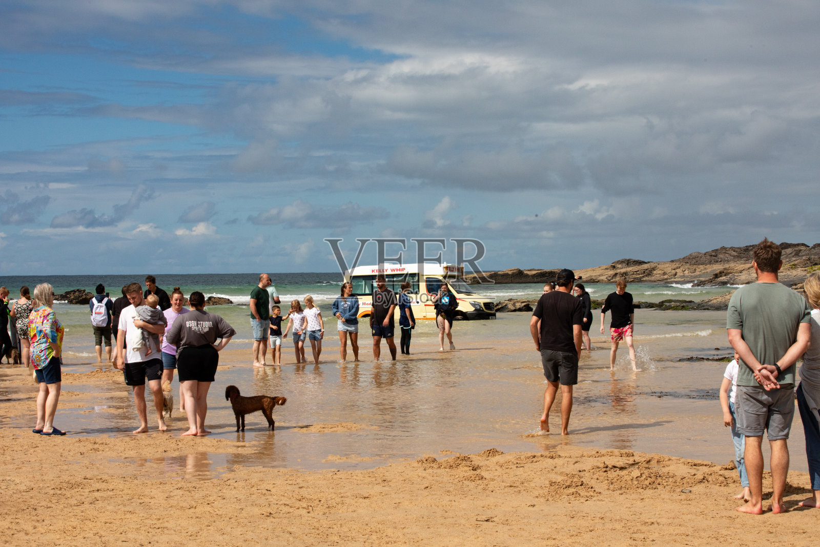 一辆冰淇淋车被涨潮困住了。照片摄影图片