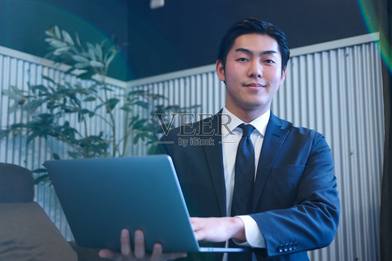 自信的亚洲商人带着笔记本电脑照片摄影图片