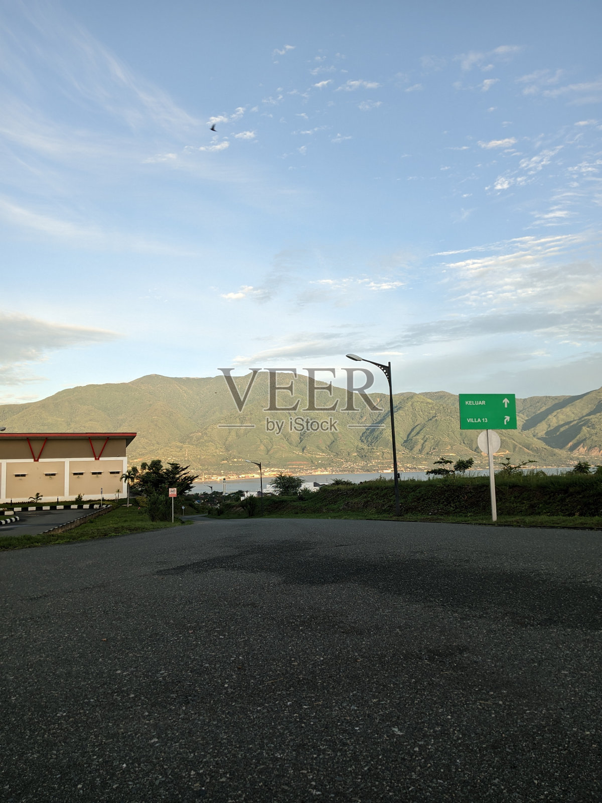 早晨看到高楼大厦和群山照片摄影图片