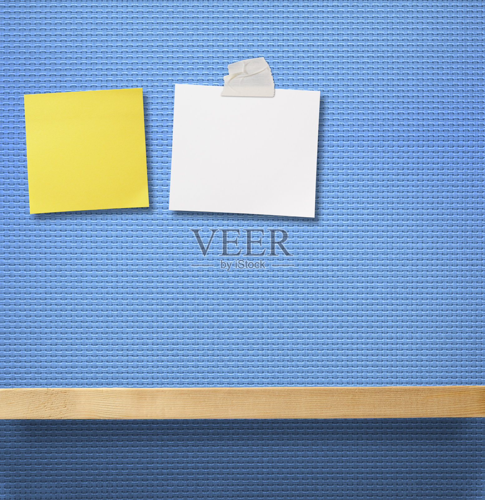 空白的黄色便利贴和空白的便签贴在架子上方的蓝色墙上照片摄影图片