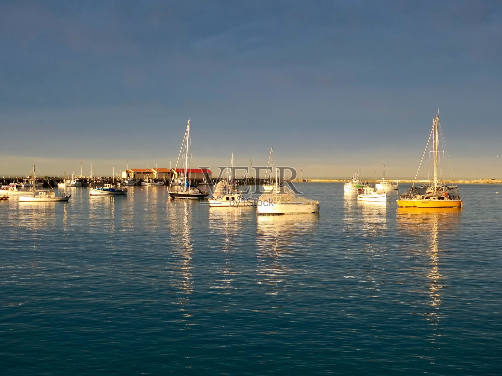 黄金时刻的奥马鲁港照片摄影图片