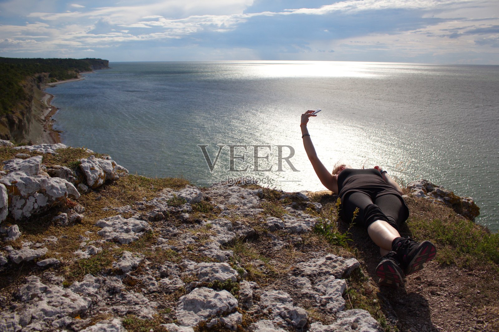 美女对着大海自拍的美景照片摄影图片