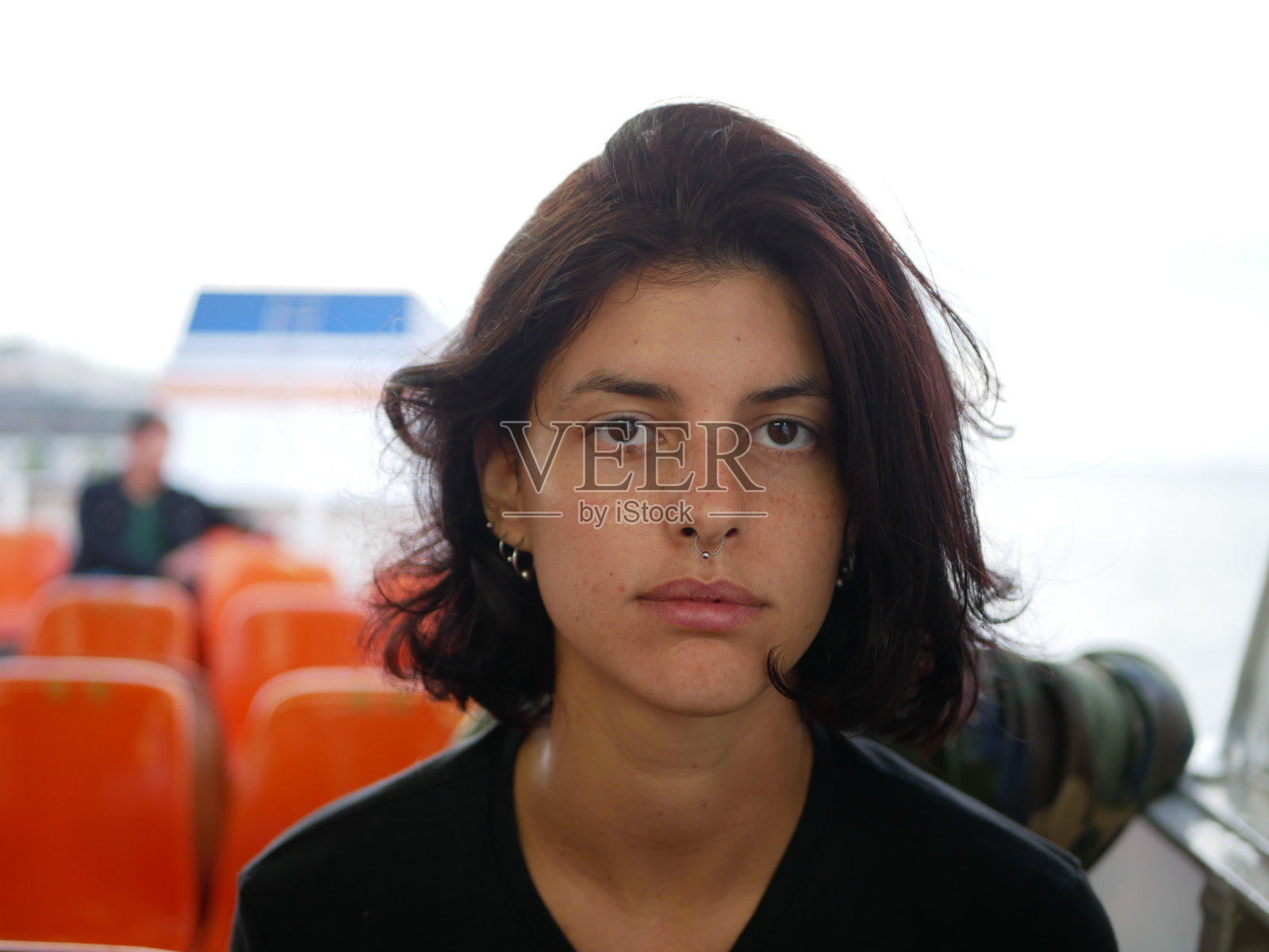 坐在候诊室里的年轻女子画像照片摄影图片