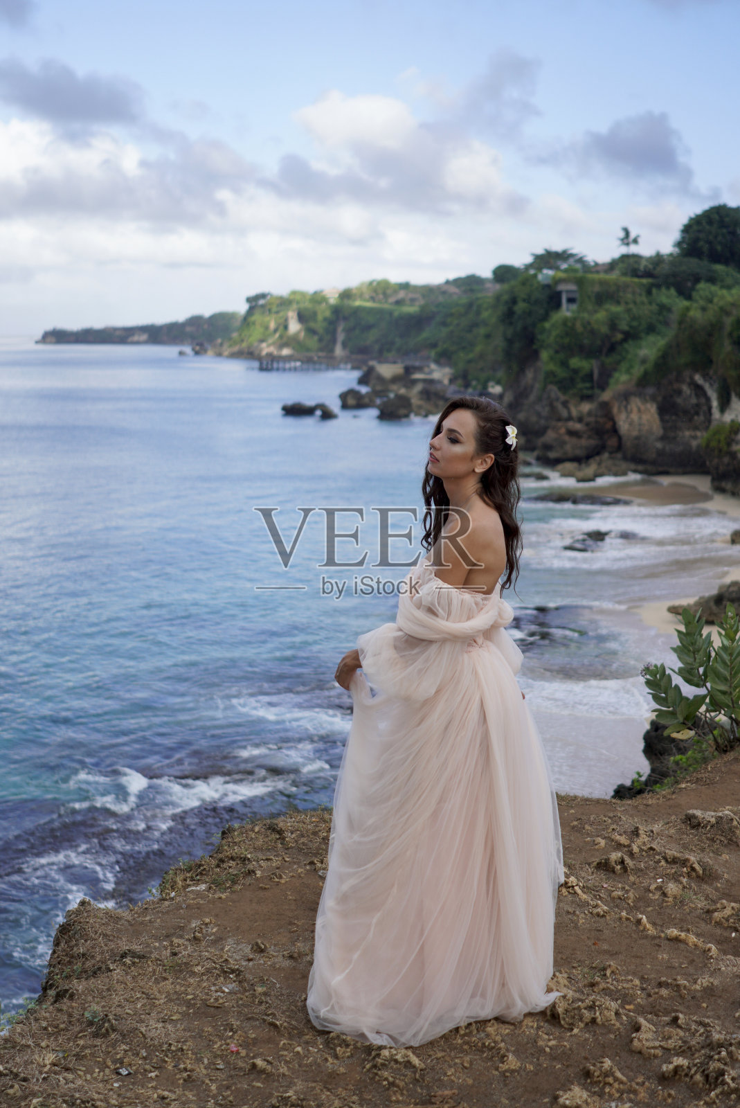 新娘穿着优雅的粉色礼服站着照片摄影图片