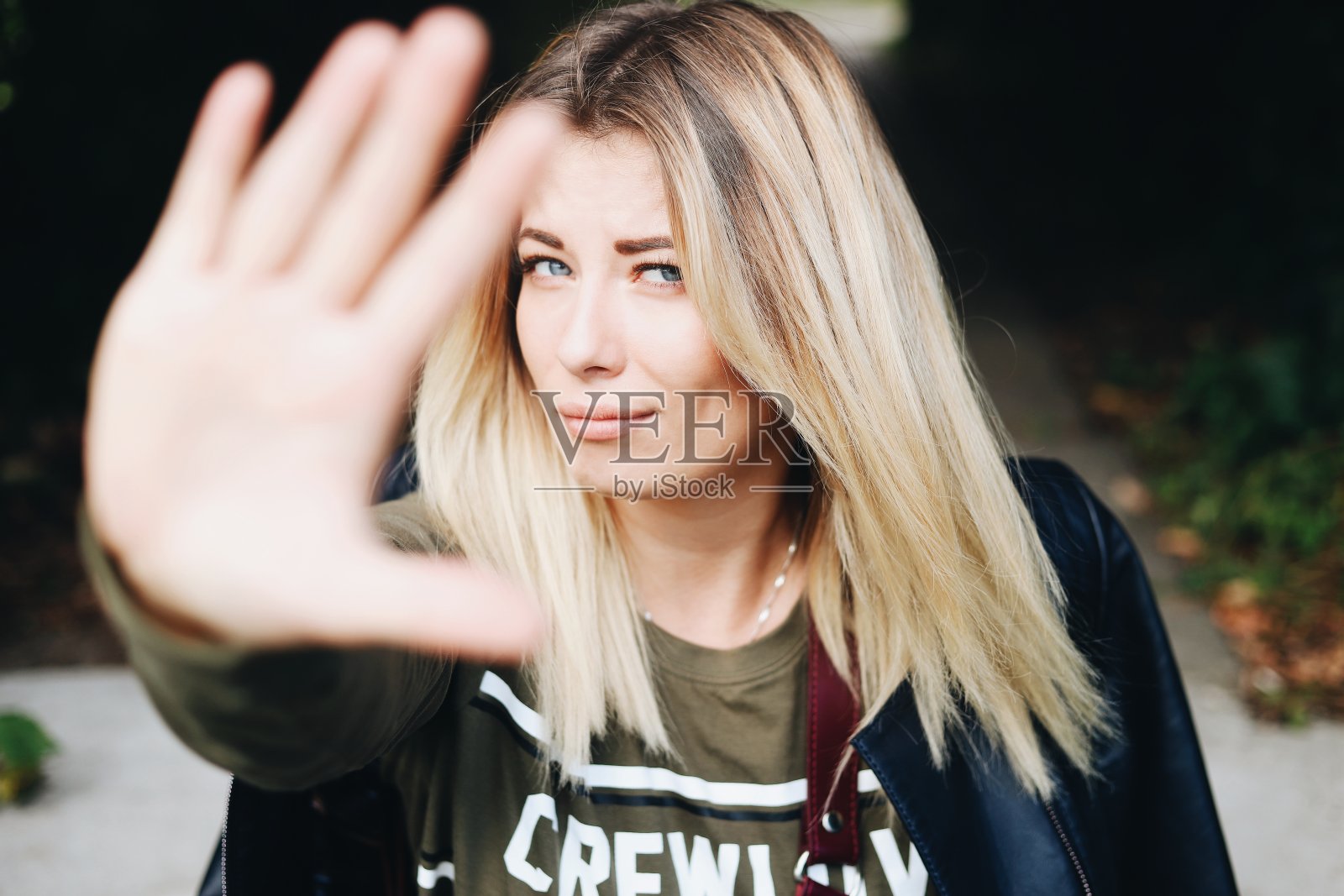 站在户外的年轻女子的肖像照片摄影图片