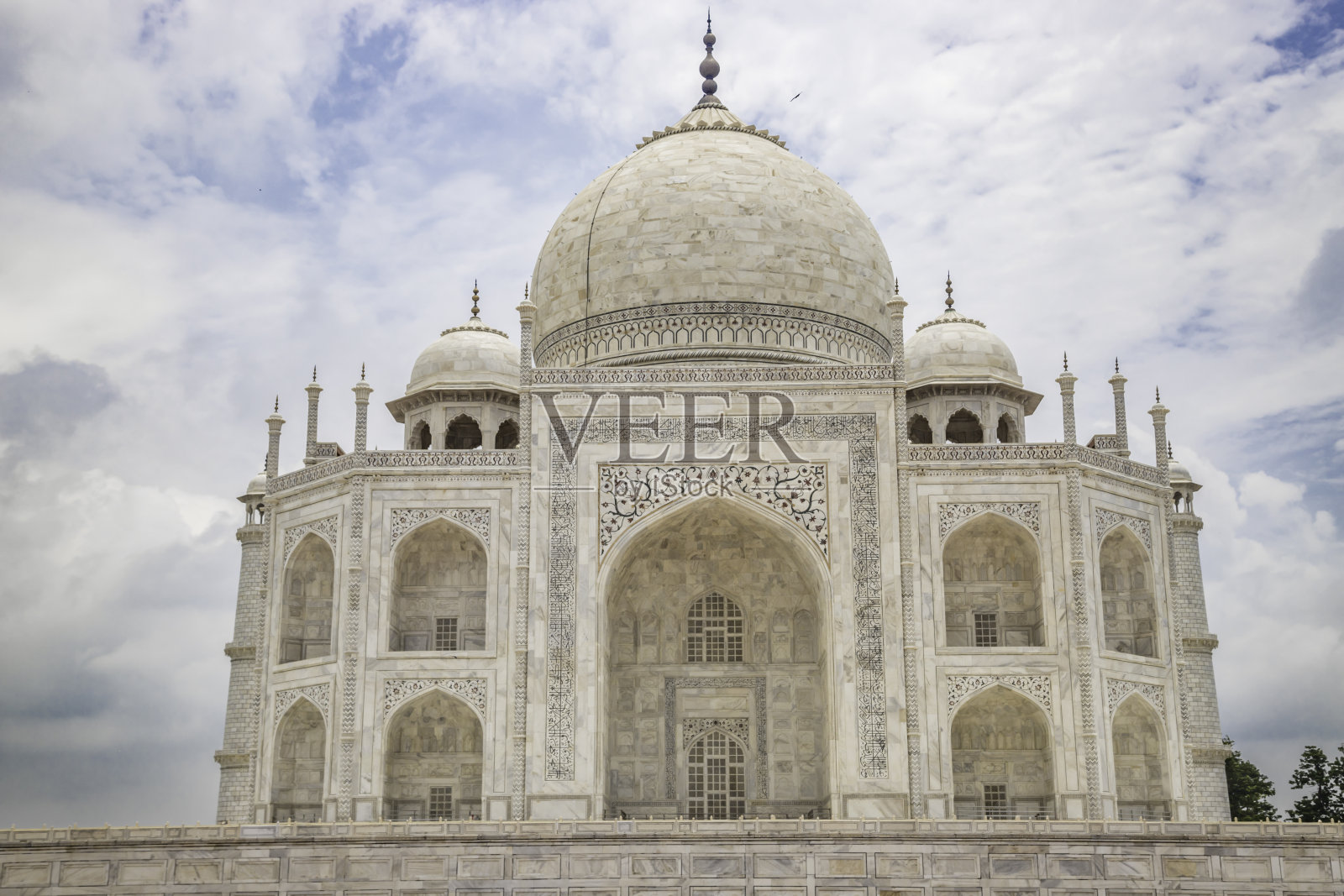 泰姬陵是位于印度北方邦阿格拉市亚穆纳河畔的一座白色大理石陵墓照片摄影图片