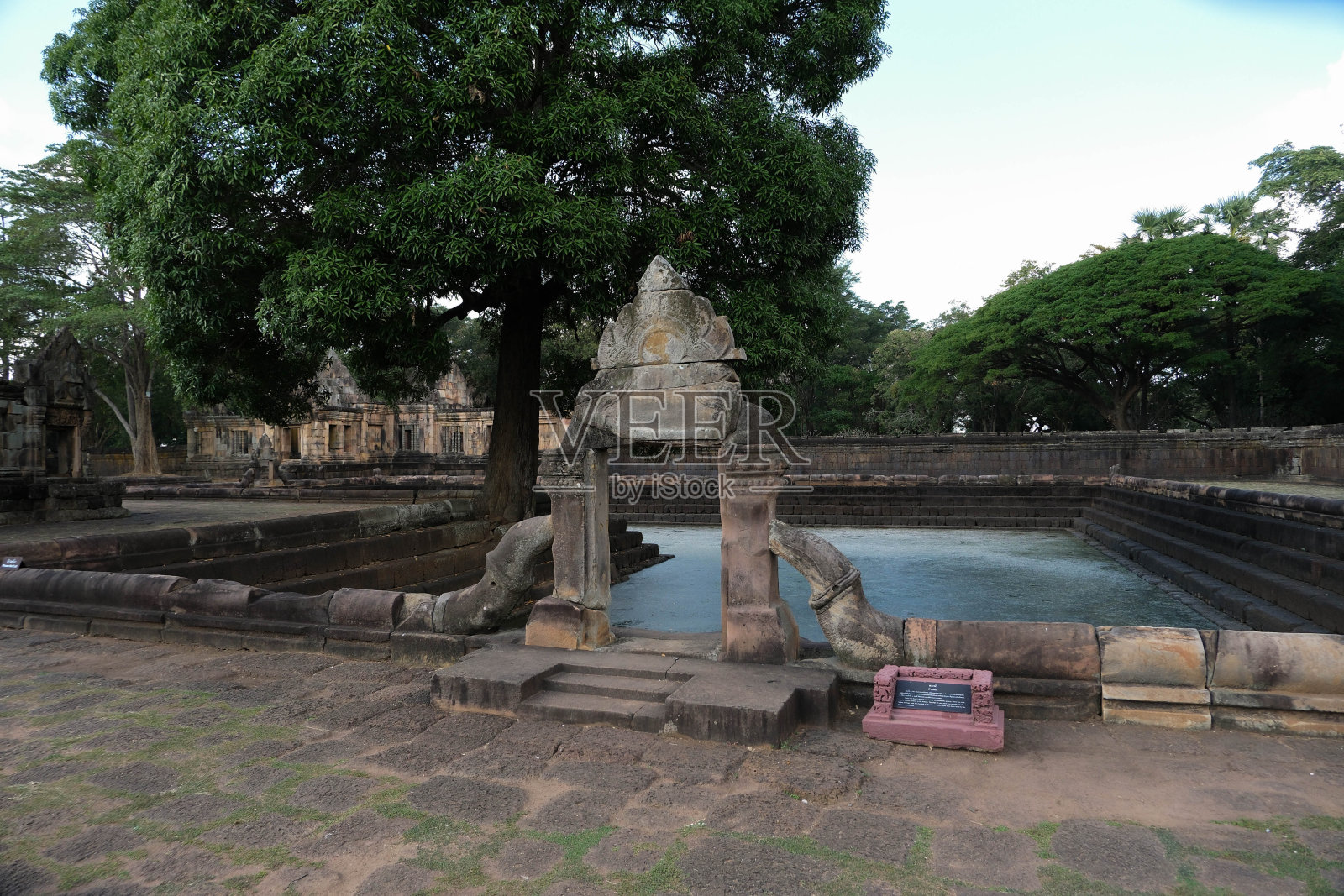 在泰国古老的历史城堡Prasat Muang Tam，雕刻整齐的红土柱子。照片摄影图片