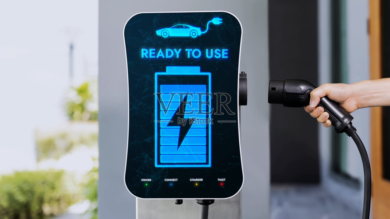 家用充电站在屏幕上显示电池状态界面。细读照片摄影图片