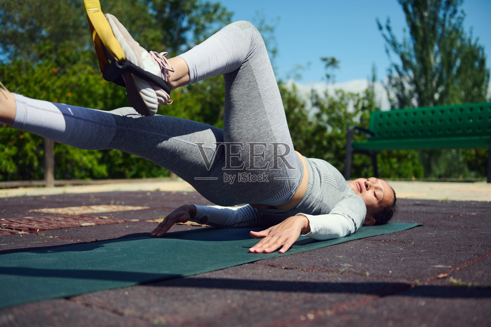 户外悬挂训练：阳光下的力量与健身照片摄影图片