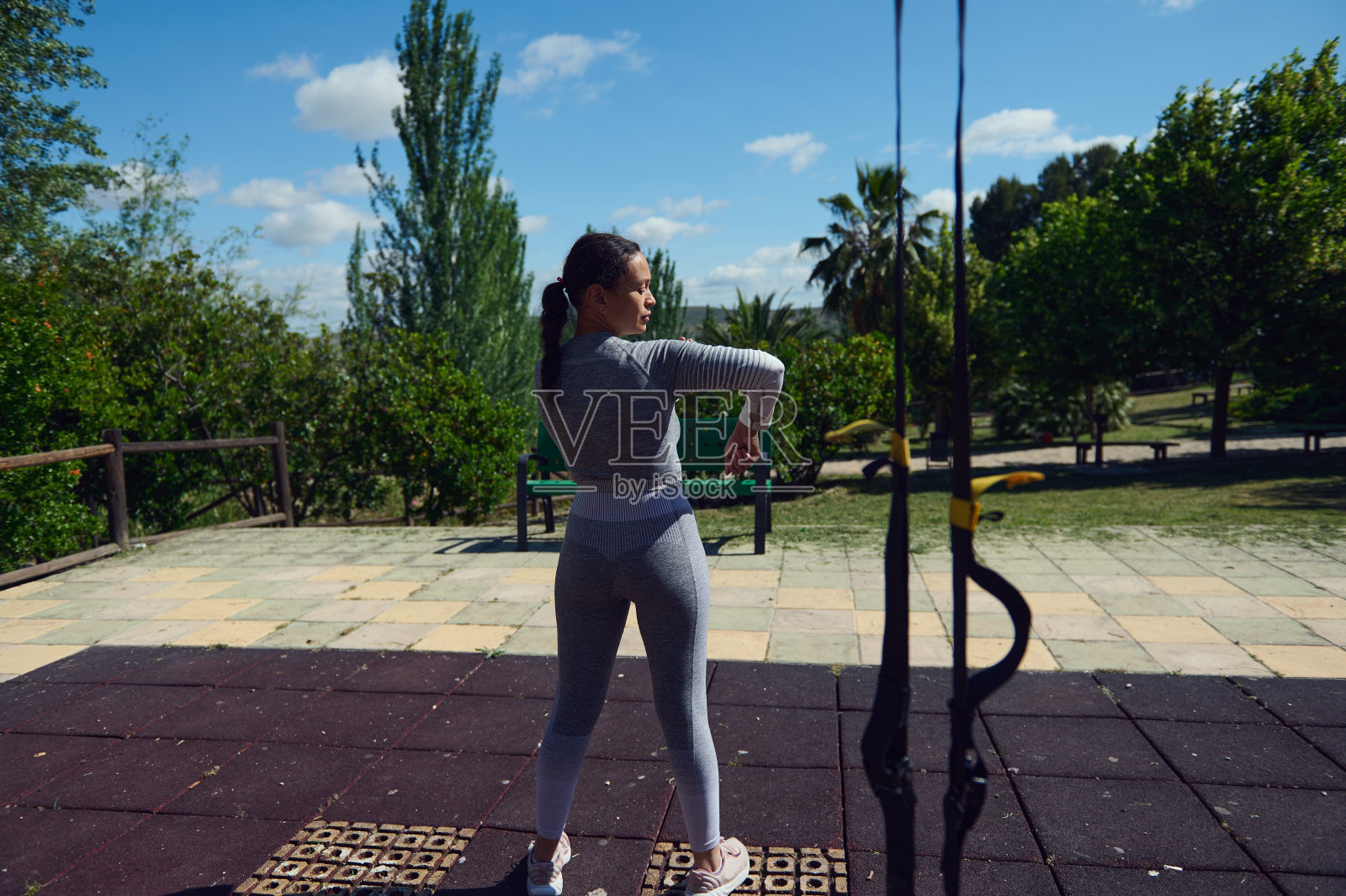 在阳光明媚的公园里户外伸展，准备锻炼的女人照片摄影图片