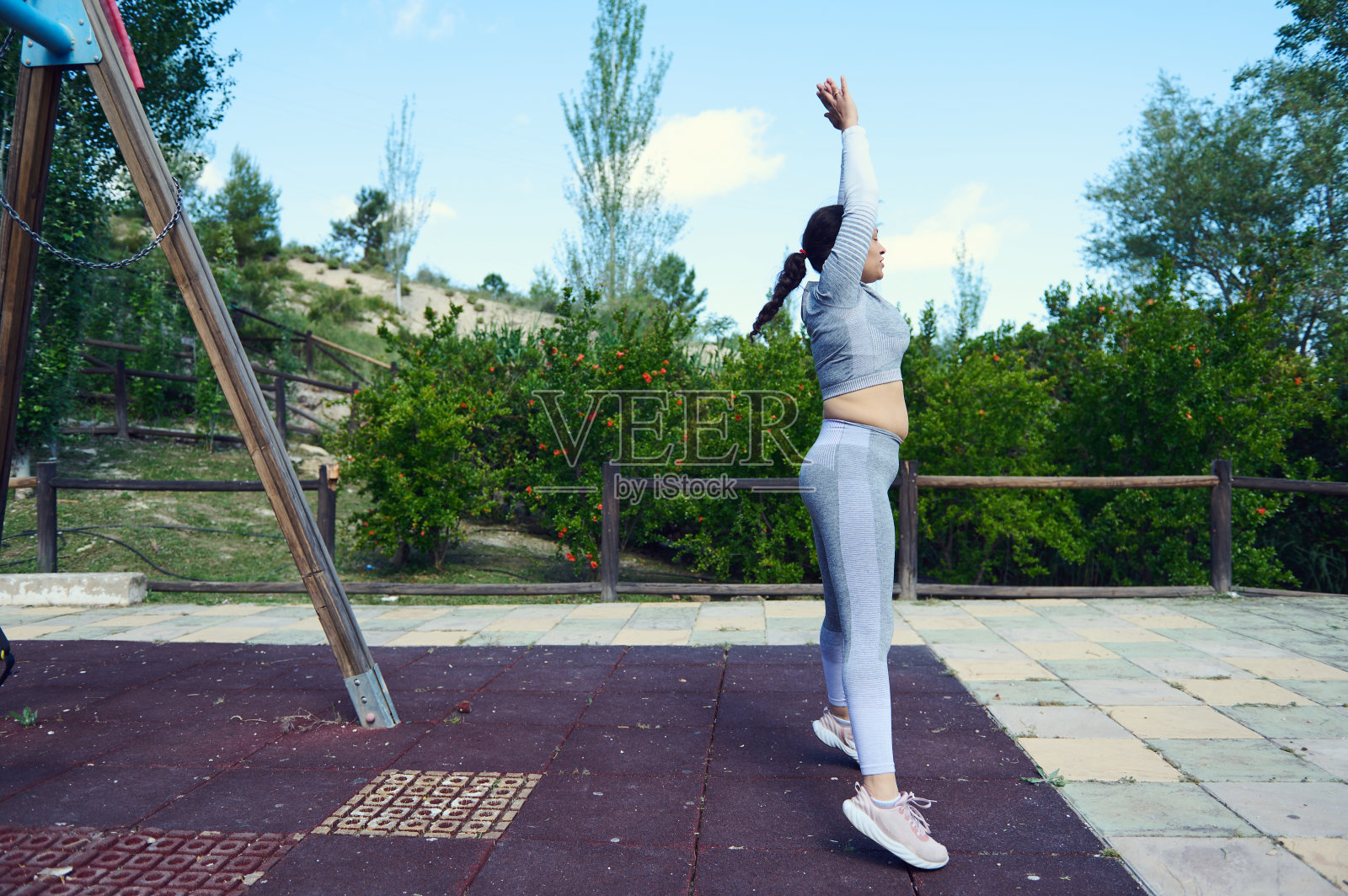 在公园户外穿着运动装伸展的女人照片摄影图片