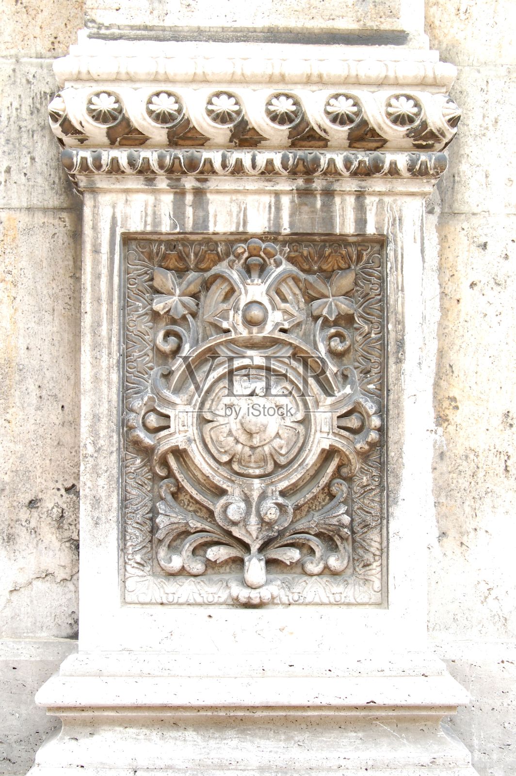 历史建筑立面上华丽的石雕的详细特写。匈牙利布达佩斯照片摄影图片