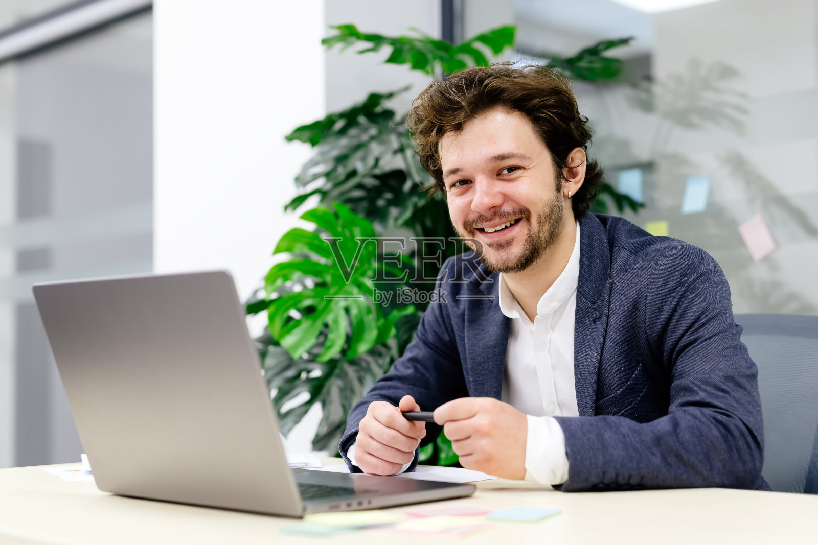 一个办公室职员收到了一个好消息。最适合在一天结束时表现出胜利和兴奋。照片摄影图片