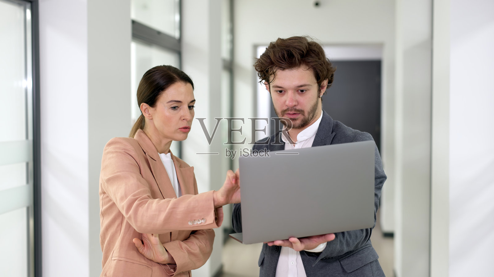 现代办公室里的同事互相咨询，规划项目细节和财务策略。理想的团队合作，项目管理和业务规划主题。照片摄影图片